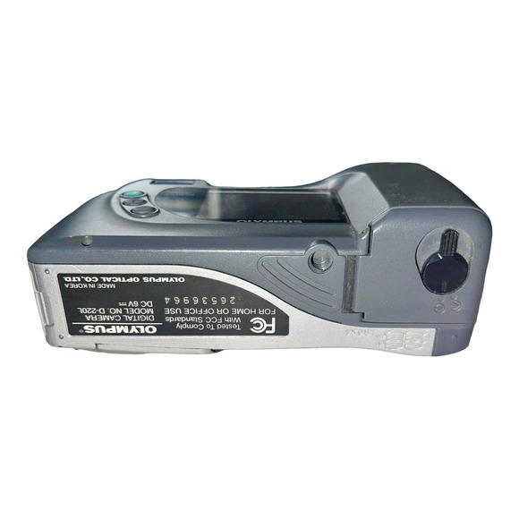 Poloroid 35 Film 300 AF and Olympus D-22L Digital Cameras - Picture 12 of 13